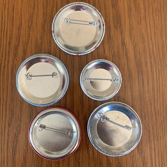 5 Christmas button pins - Picture 7 of 9